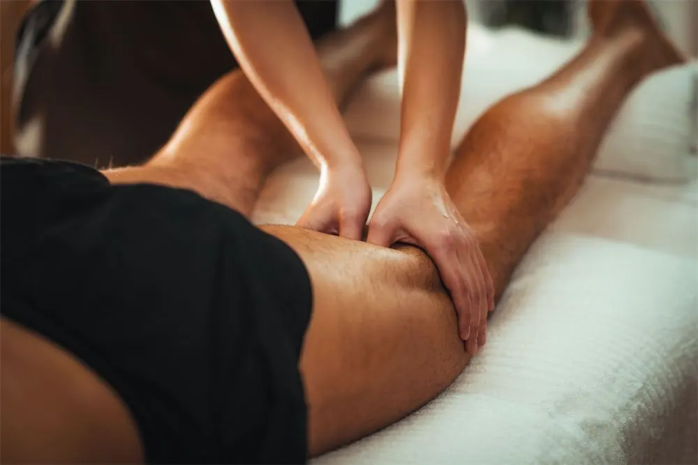 Massaggio sportivo sui muscoli della coscia