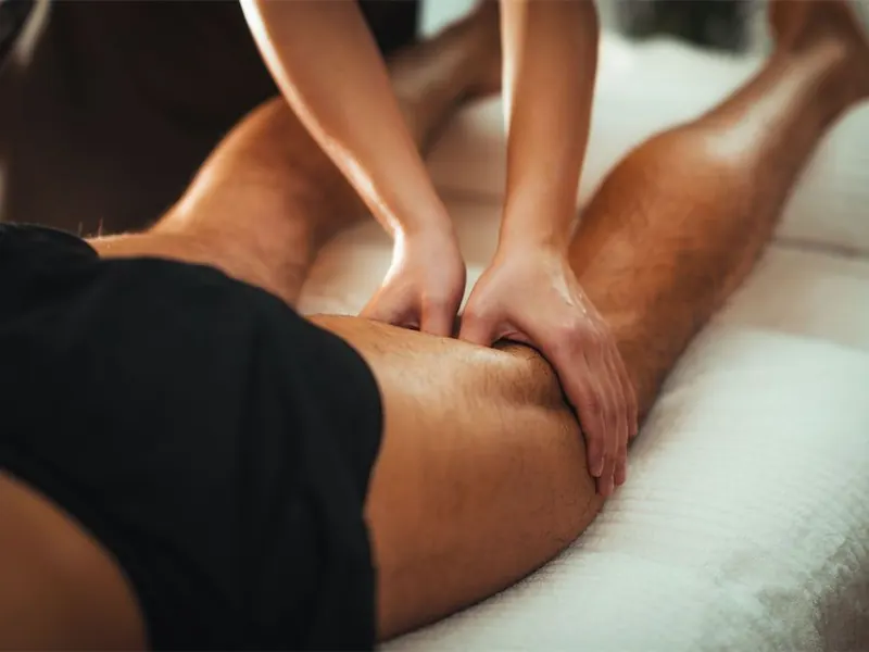 Massaggio sportivo sui muscoli della coscia